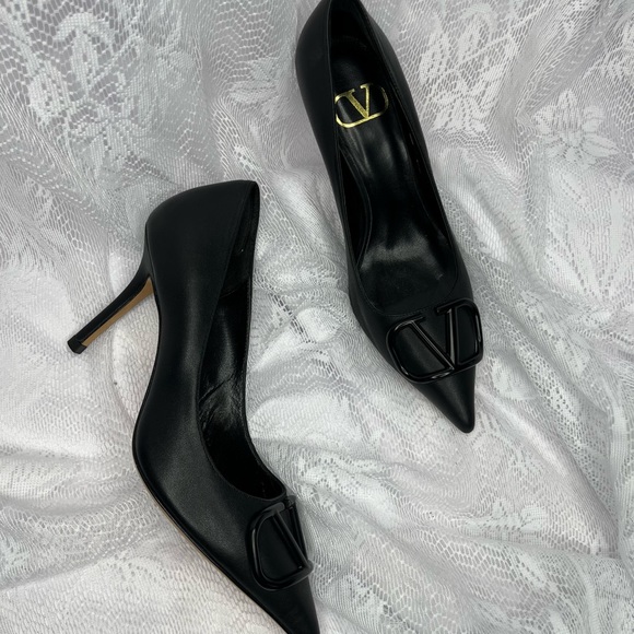 Valentino Used Vlogo Black Leather Pumps w/ Pointed Toe size 37 - Picture 6 of 6